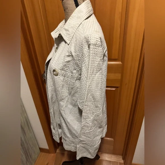 Columbia women’s lightweight jacket with large buttons - Picture 7 of 13